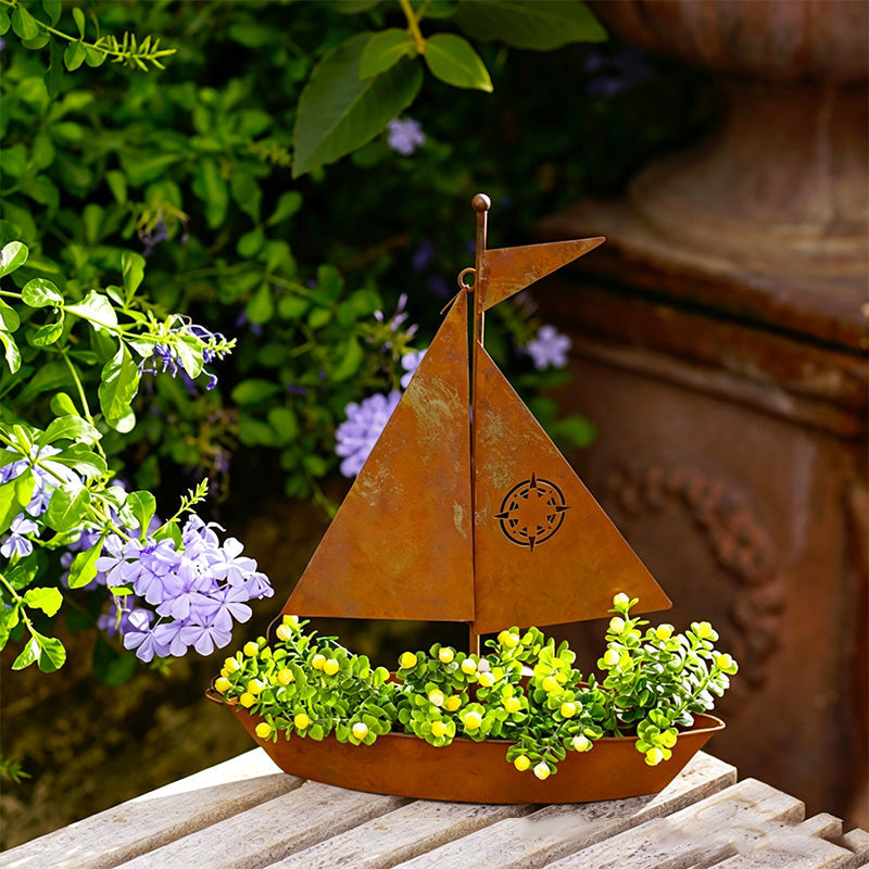 ⛵ 50 % RABATT JUST NU! 🌱 Rustik segelbåtsformad blomkruka i metall – Handgjord, väderbeständig och perfekt för suckulenter, örter eller blommor – en charmig inredningsdetalj i trädgården eller på hyllan 🏡