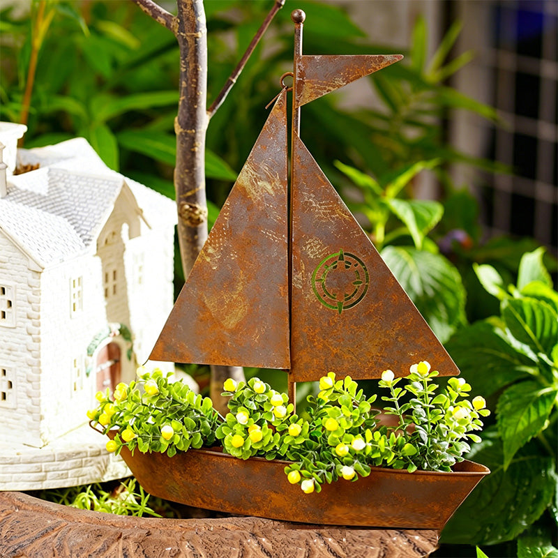 ⛵ 50 % RABATT JUST NU! 🌱 Rustik segelbåtsformad blomkruka i metall – Handgjord, väderbeständig och perfekt för suckulenter, örter eller blommor – en charmig inredningsdetalj i trädgården eller på hyllan 🏡