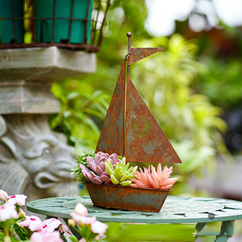 ⛵ 50 % RABATT JUST NU! 🌱 Rustik segelbåtsformad blomkruka i metall – Handgjord, väderbeständig och perfekt för suckulenter, örter eller blommor – en charmig inredningsdetalj i trädgården eller på hyllan 🏡
