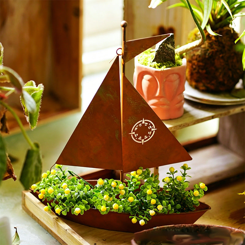 ⛵ 50 % RABATT JUST NU! 🌱 Rustik segelbåtsformad blomkruka i metall – Handgjord, väderbeständig och perfekt för suckulenter, örter eller blommor – en charmig inredningsdetalj i trädgården eller på hyllan 🏡