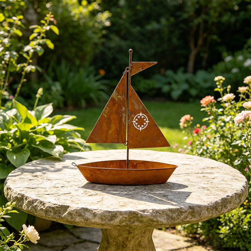 ⛵ 50 % RABATT JUST NU! 🌱 Rustik segelbåtsformad blomkruka i metall – Handgjord, väderbeständig och perfekt för suckulenter, örter eller blommor – en charmig inredningsdetalj i trädgården eller på hyllan 🏡