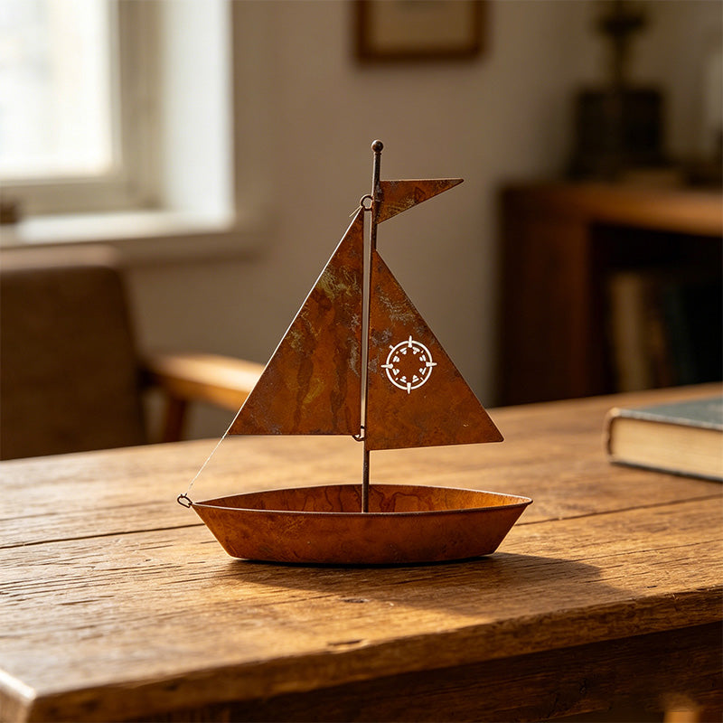 ⛵ 50 % RABATT JUST NU! 🌱 Rustik segelbåtsformad blomkruka i metall – Handgjord, väderbeständig och perfekt för suckulenter, örter eller blommor – en charmig inredningsdetalj i trädgården eller på hyllan 🏡