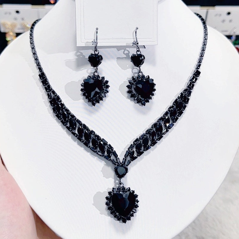 💎 BEGRÄNSAD TID: 50 % RABATT! ✨ Smyckeset med glittrande hjärtan – halsband och örhängen, elegant och lätt 💖