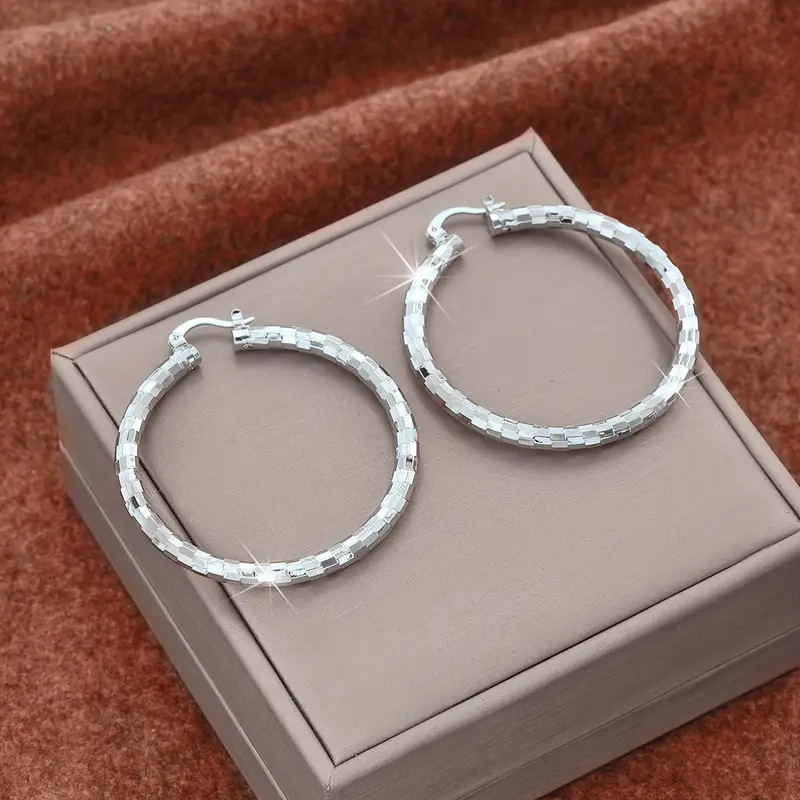 💫 50 % RABATT UNDER BEGRÄNSAD TID! 💥 Minimalistiska, strukturerade hoop-örhängen för dam – diamantslipade, med snäpplås, ger en vacker glans i vardagen ✨