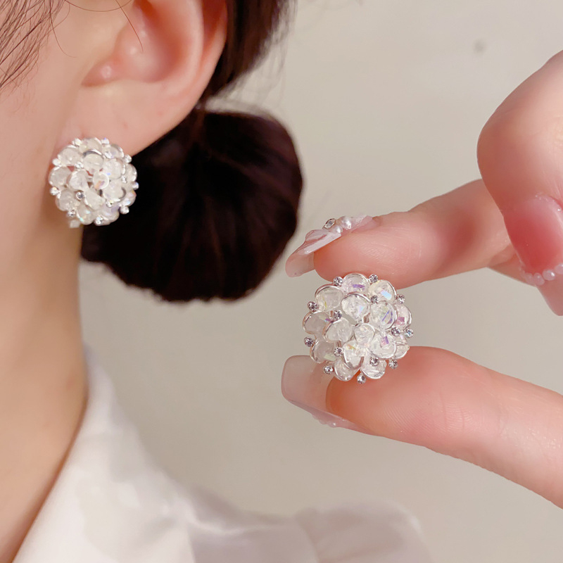 💎 Rea 2026 – Över 52 000 sålda!✨ Eleganta örhängen med blommotiv – glittrande detaljer och lätt och bekväm passform 🌸