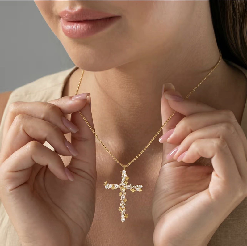 ✨ 2026-rea — Över 31 700 sålda!✝️ Halsband med strålande kors